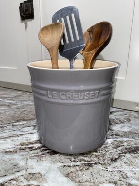 Le Creuset 2.75 qt stoneware Utensil Crock in grey with Cream Interior